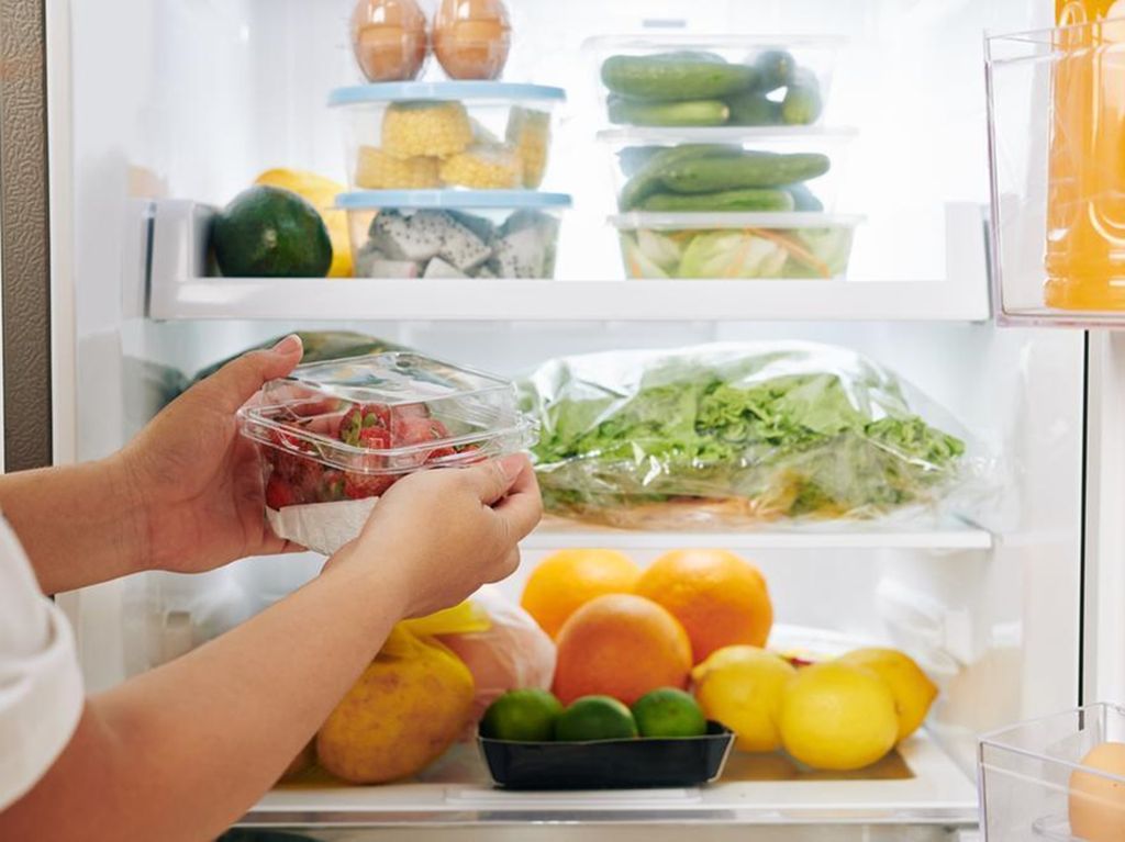 Sayangi Keluarga, Stop Lakukan Ini saat Menyimpan Makanan di Kulkas!