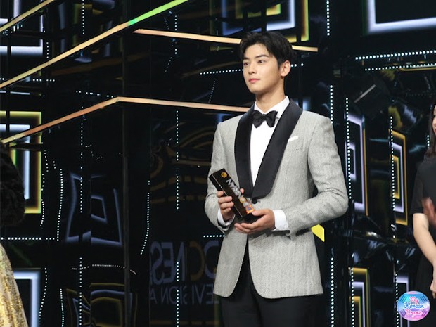 Potret Cha Eun Woo dalam menghadiri Indonesia Television Awards