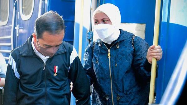 Foto: Gaya Iriana Jokowi Pakai Jaket Louis Vuitton ke Moskow