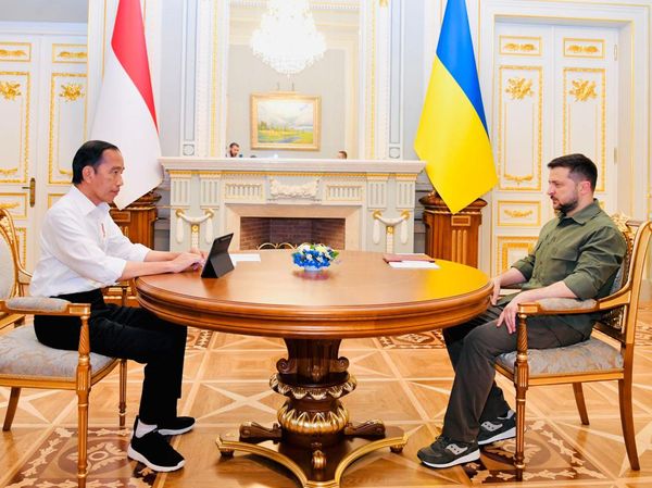 Pertemuan Empat Mata Jokowi dan Zelensky di Meja Bundar Istana Maryinsky