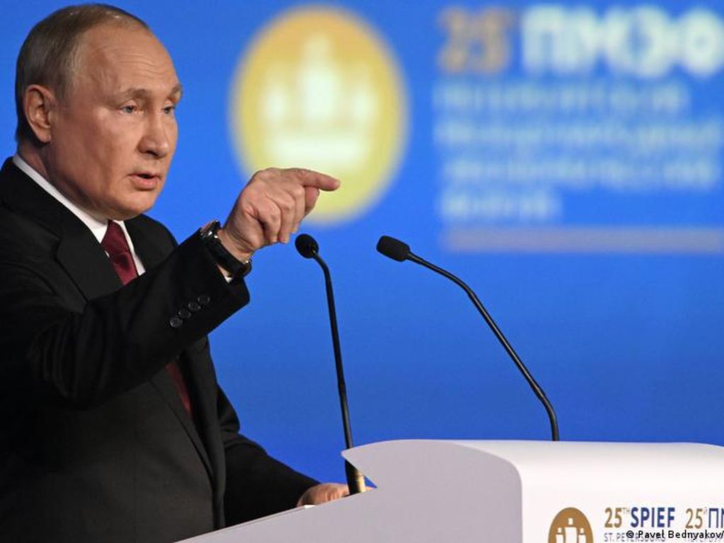 Berbalas Pantun Perdana Menteri Inggris dan Vladimir Putin