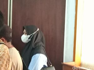 Pertama Kalinya Istri Hadiri Sidang Kasus Pengeroyokan Putra Siregar Pertama Kalinya Istri Hadiri Sidang Kasus Pengeroyokan Putra Siregar