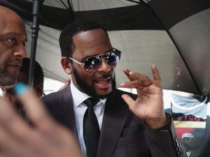 R Kelly Gugat Penjara Brooklyn karena Dimasukkan ke Sel Pengawasan Bunuh Diri R Kelly Gugat Penjara Brooklyn karena Dimasukkan ke Sel Pengawasan Bunuh Diri
