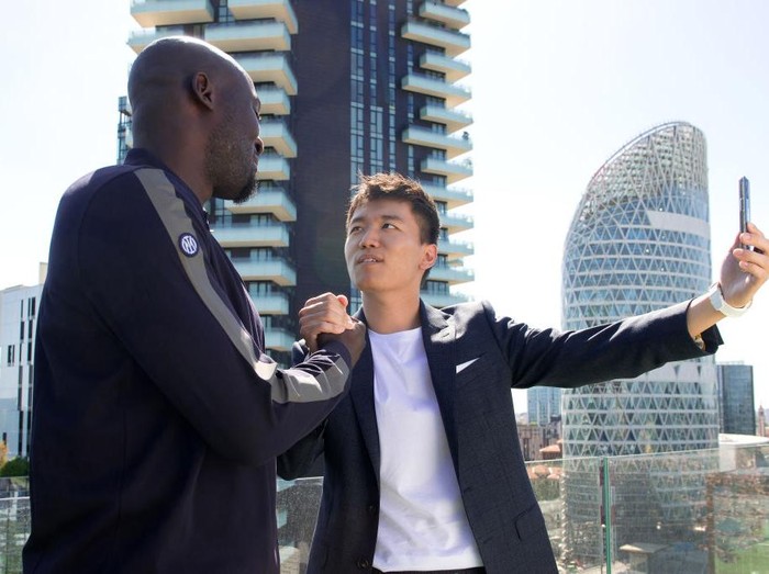 MILAN, ITALY - JUNE 29: (L-R) Romelu Lukaku of FC Internazionale and president of FC Internazionale Steven Zhang pose for a picture at FC Internazionale headquarters on June 29, 2022 in Milan, Italy. (Photo by Mattia Pistoia - Inter/Inter via Getty Images)