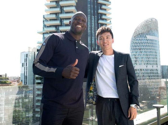 MILAN, ITALY - JUNE 29: (L-R) Romelu Lukaku of FC Internazionale and president of FC Internazionale Steven Zhang pose for a picture at FC Internazionale headquarters on June 29, 2022 in Milan, Italy. (Photo by Mattia Pistoia - Inter/Inter via Getty Images)