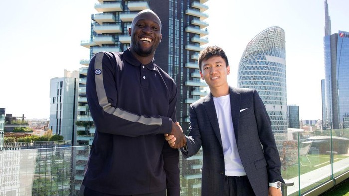 Romelu Lukaku, Steven Zhang, Inter Milan MILAN, ITALY - JUNE 29: (L-R) Romelu Lukaku of FC Internazionale and president of FC Internazionale Steven Zhang pose for a picture at FC Internazionale headquarters on June 29, 2022 in Milan, Italy. (Photo by Mattia Pistoia - Inter/Inter via Getty Images)