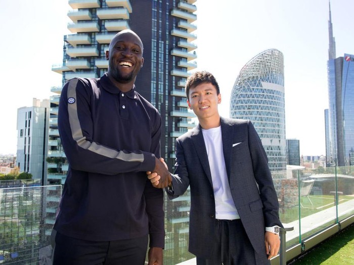 MILAN, ITALY - JUNE 29: (L-R) Romelu Lukaku of FC Internazionale and president of FC Internazionale Steven Zhang pose for a picture at FC Internazionale headquarters on June 29, 2022 in Milan, Italy. (Photo by Mattia Pistoia - Inter/Inter via Getty Images)