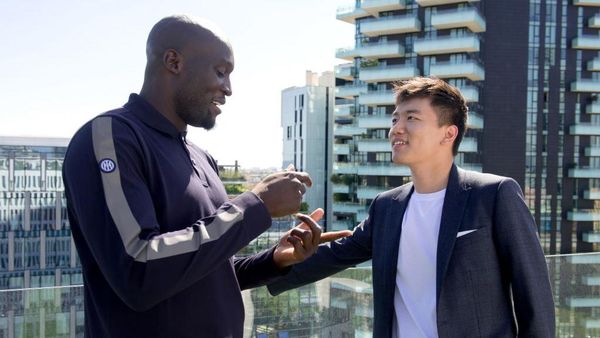 Foto Lukaku dan Bos Inter: Salaman, Diskusi, Selfie