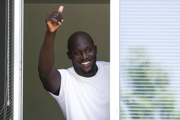 Soccer player Romelu Lukaku of Belgium gives his thumbs up as he salutes Inter Milan supporters from a window of the Italian Olympic Committees headquarters in Milan, Italy, Wednesday, June 29, 2022. Lukaku is undergoing medical tests before transferring back to Inter from Chelsea.  (AP Photo/Luca Bruno)