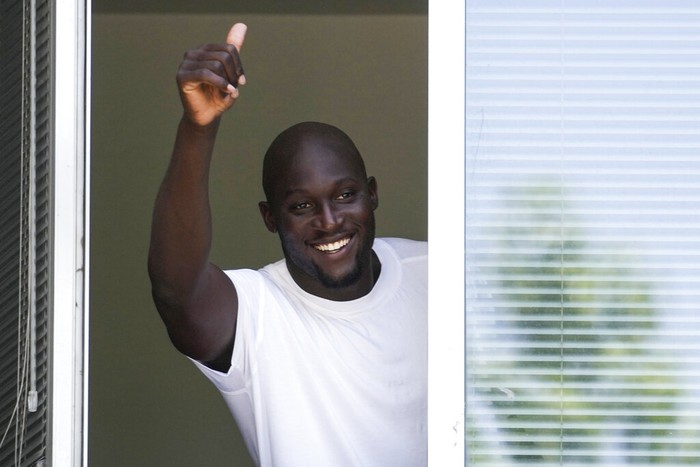 Romelu Lukaku Soccer player Romelu Lukaku of Belgium gives his thumbs up as he salutes Inter Milan supporters from a window of the Italian Olympic Committee's headquarters in Milan, Italy, Wednesday, June 29, 2022. Lukaku is undergoing medical tests before transferring back to Inter from Chelsea. (AP Photo/Luca Bruno)