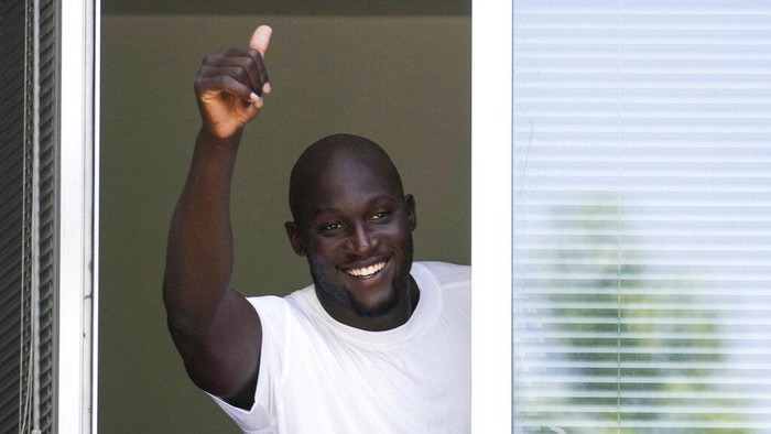 Soccer player Romelu Lukaku of Belgium gives his thumbs up as he salutes Inter Milan supporters from a window of the Italian Olympic Committee's headquarters in Milan, Italy, Wednesday, June 29, 2022. Lukaku is undergoing medical tests before transferring back to Inter from Chelsea.  (AP Photo/Luca Bruno)