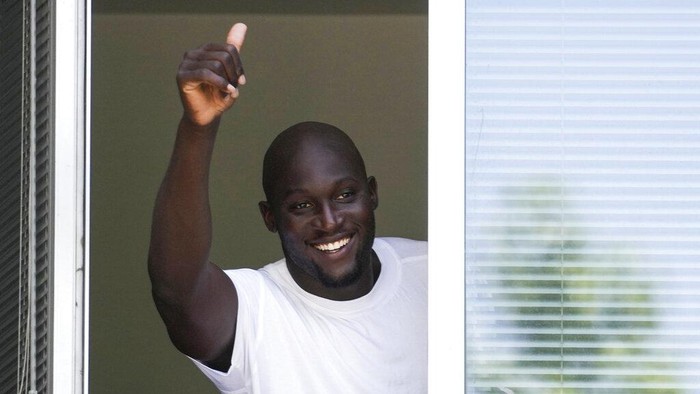 Romelu Lukaku Soccer player Romelu Lukaku of Belgium gives his thumbs up as he salutes Inter Milan supporters from a window of the Italian Olympic Committee's headquarters in Milan, Italy, Wednesday, June 29, 2022. Lukaku is undergoing medical tests before transferring back to Inter from Chelsea. (AP Photo/Luca Bruno)