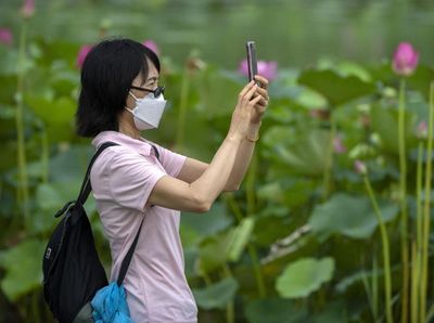Foto: Saat Kasus COVID-19 di China Turun, Warga Traveling Lagi