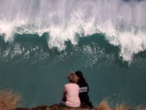Saat Ombak Tinggi di Samudra Hindia Jadi Tontonan Warga Prancis