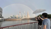 Saking Indahnya, Pelangi Ganda di Shanghai Jadi Objek Foto Warga