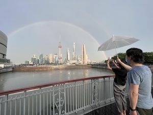 Saking Indahnya, Pelangi Ganda di Shanghai Jadi Objek Foto Warga