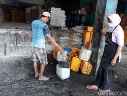 Beli Migor Curah Pakai PeduliLindungi Dinilai Repotkan Pembeli Sepuh
