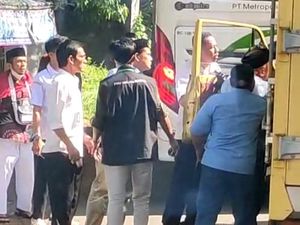 Viral! Calon Jemaah Haji Majalengka Ribut dengan Pengemudi Truk