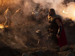 Chris Hemsworth Sebut Nama Sutradara yang Cocok Gantikan Taika Waititi di Thor 5