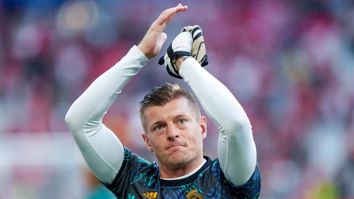 Toni Kroos of Real Madrid CF greets his supporters during the UEFA Champions League Final match between Liverpool FC and Real Madrid CF at Stade de France on May 28, 2022 in Paris, France. (Photo by Giuseppe Maffia/NurPhoto via Getty Images)