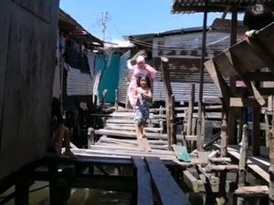 Viral Wanita Bikin Konten di Rumah Beratap Seng, PD Meski Dihina Mau Roboh