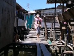 Viral Wanita Bikin Konten di Rumah Beratap Seng, PD Meski Dihina Mau Roboh