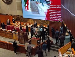 Detik-detik Wakil Ketua Banggar DPR Muhidin Said Ambruk di Paripurna