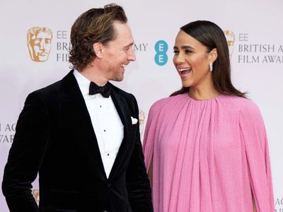 Tom Hiddleston dan Istri Siap Sambut Kelahiran Anak Pertama!