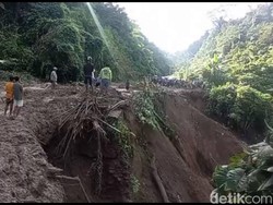 Longsor Terjang Jalanan di Mamuju, 3 Warga Tertimbun-Pengendara Terjebak