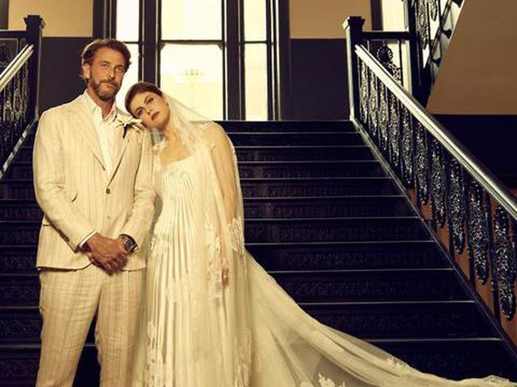 Alexandra Daddario dan Andrew Form Serasi di Hari Pernikahan