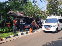 Momen Jenazah Almarhum Tjahjo Kumolo Dibawa ke Rumah Duka