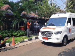Jenazah Tjahjo Kumolo Tiba di Rumah Duka