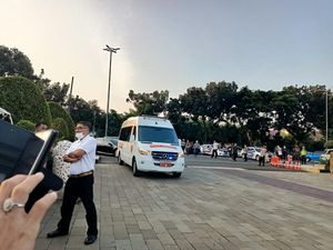 Jenazah Tjahjo Kumolo Tiba di Taman Makam Pahlawan Kalibata Jenazah Tjahjo Kumolo Tiba di Taman Makam Pahlawan Kalibata