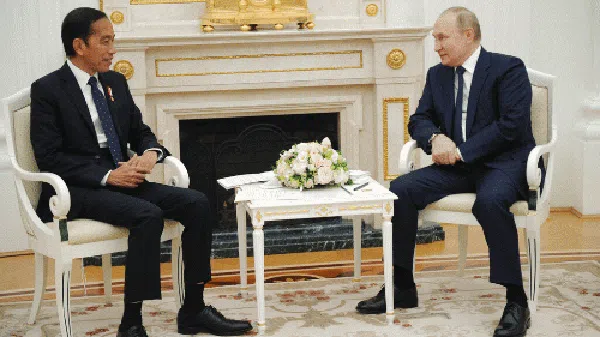 Beda Gaya Jokowi Saat Bertemu Vladimir Putin dan Zelenskyy