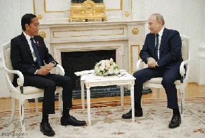 Beda Gaya Jokowi Saat Bertemu Vladimir Putin dan Zelenskyy