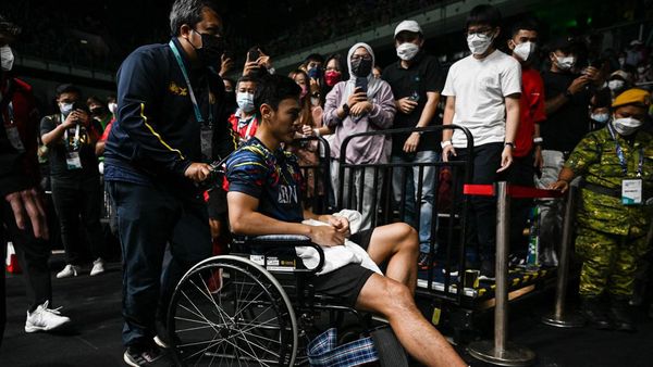 Cedera, Vito Keluar Axiata Arena dengan Kursi Roda