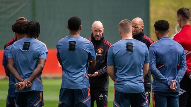 MANCHESTER, ENGLAND - JUNE 27: (EXCLUSIVE COVERAGE)  Manager Erik ten Hag of Manchester United talks to players during a first team training session at Carrington Training Ground on June 27, 2022 in Manchester, England. (Photo by Ash Donelon/Manchester United via Getty Images)