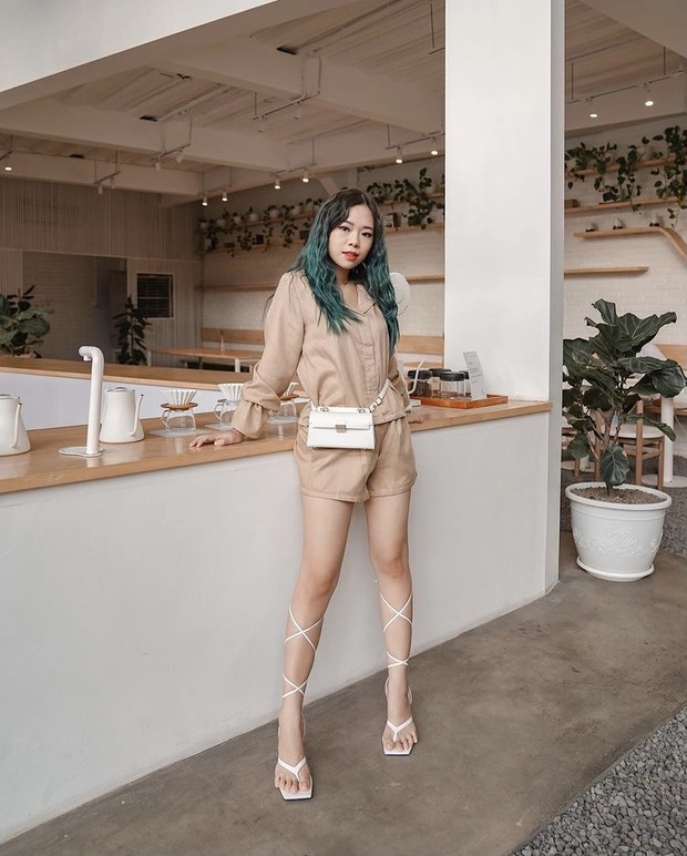 Busana beige Molita Lin/