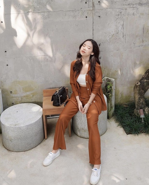 Molita Lin kenakan setelan dan tube top/