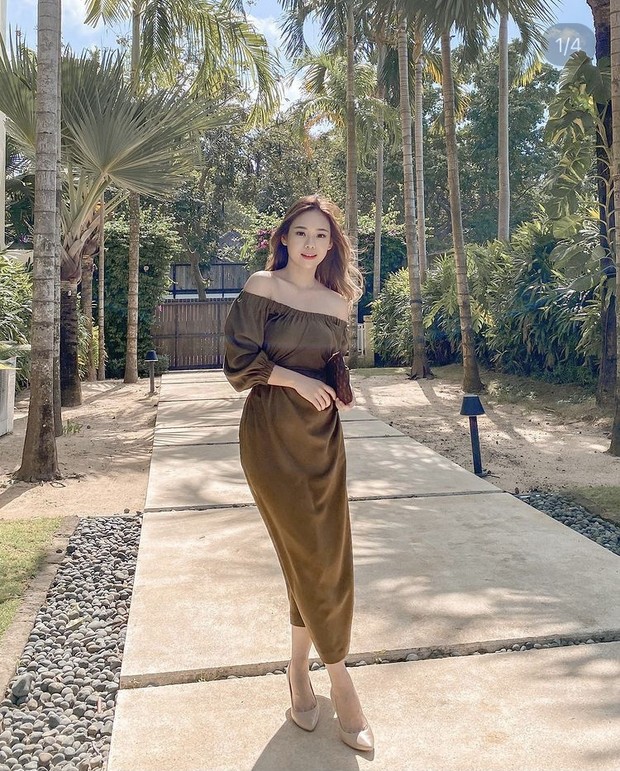 Gaun musim panas off shoulder yang dipakai Molita Lin/