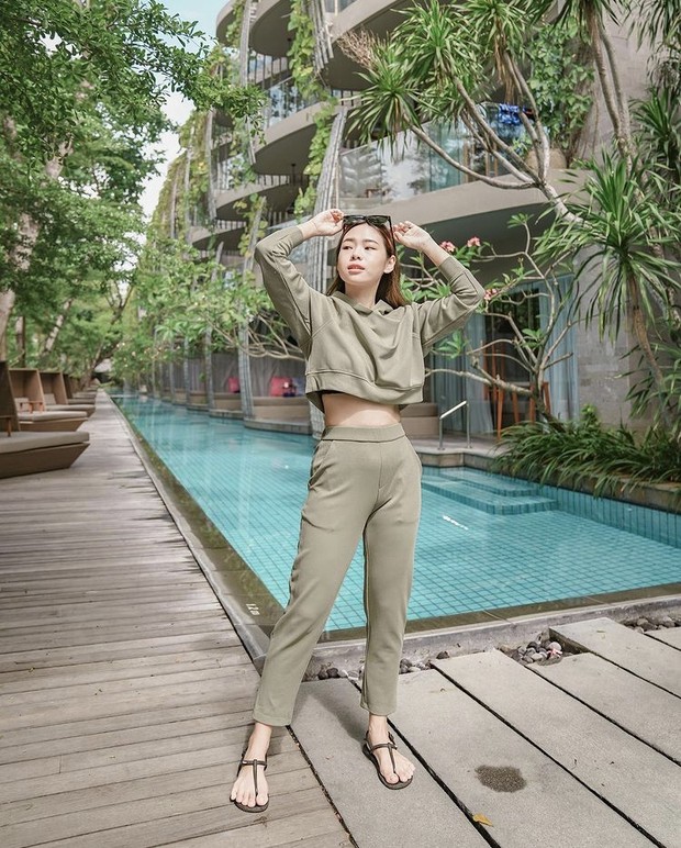 Molita Lin kenakan setelan sweatshirt hijau sage/