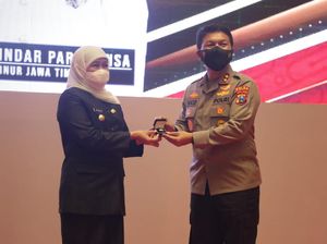 Gubernur Jatim Terima Anugerah Pin Emas dan Penghargaan dari Kapolri Gubernur Jatim Terima Anugerah Pin Emas dan Penghargaan dari Kapolri
