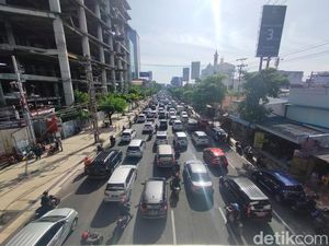 Jalan Embong Malang Surabaya Macet Dampak Pembenahan Gorong-gorong