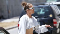 7 Gaya Jennifer Lopez Seksi Pamer Perut Rata di Usia 52