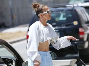 7 Gaya Jennifer Lopez Seksi Pamer Perut Rata di Usia 52