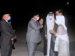 Jokowi Tiba di Abu Dhabi, Prabowo Turut Menyambut