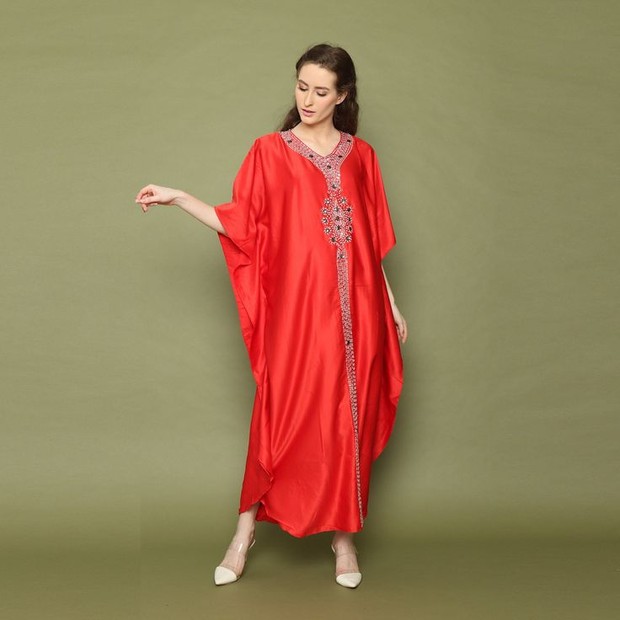 Kaftan/Foto : bigohao.top Tidak hanya untuk acara lebaran, kaftan bisa dikenakan untuk acara wisuda juga