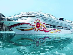 Seperti Film Titanic, Kapal Pesiar Mewah Tabrak Gunung Es di Alaska