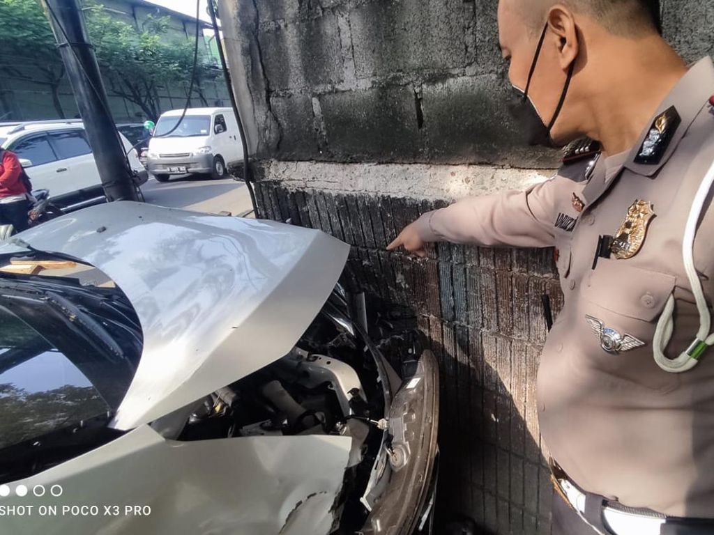 Sopir Ngantuk, Mobil Seruduk 3 Kendaraan di Karawaci Tangerang