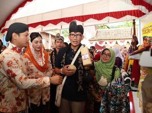 Keseruan Sandiaga Bermain Mainan Anak Desa Pandean